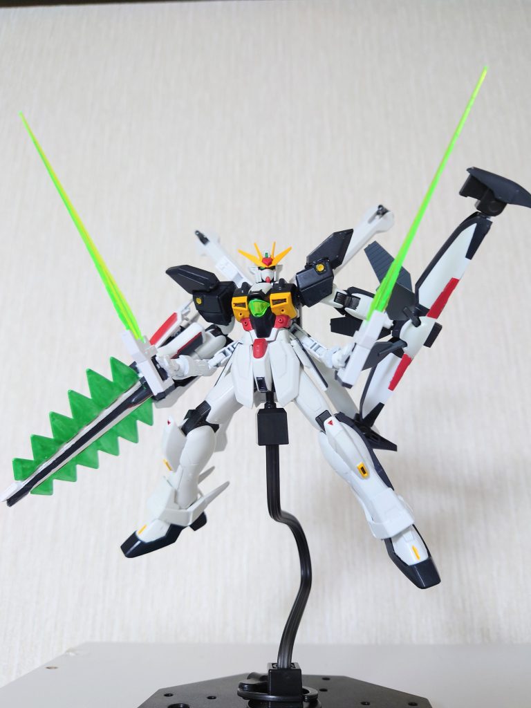 サブアームでビームソードを展開。肩アーマーはクロスボーンのものにGXの肩部スラスターを組み合わせたものに変更。また、腕関節と上腕部の装甲もクロスボーンのものに変更してます。(関節は変更予定ありませんでしたが、製作途中でGXの関節パーツが破損したため、加工して変更しました)