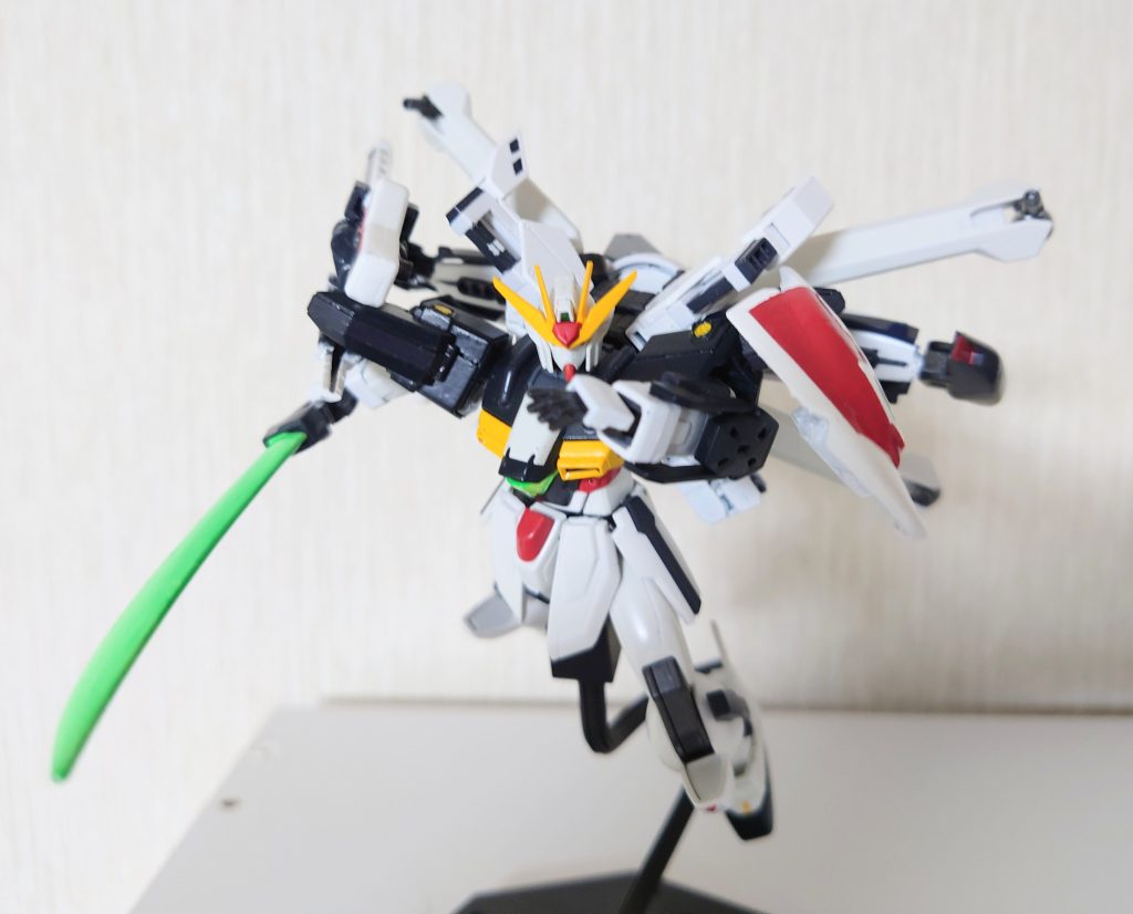 ハイパービームソード装備クロスボーンのビームザンバーの柄を改造してます。小型シールド裏面に収納。