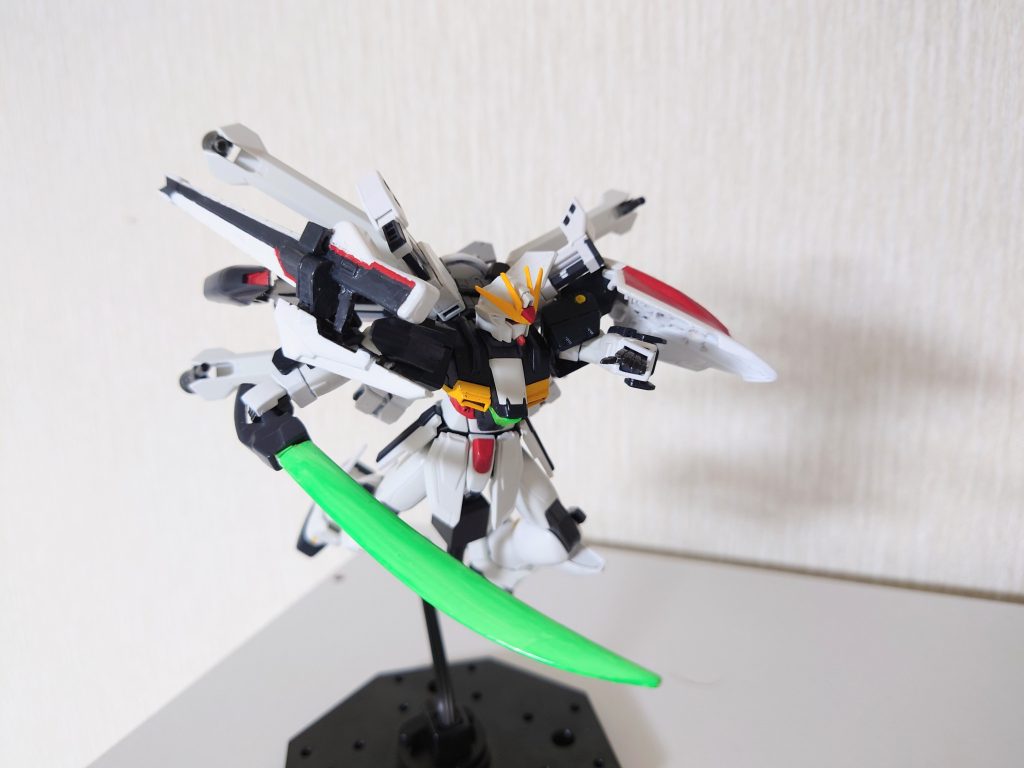 背部Xスラスターとディバイダーのスラスターに加え、更にビームソードラックのスラスターも展開、スラスター全使用とすることで高機動モードとなります。