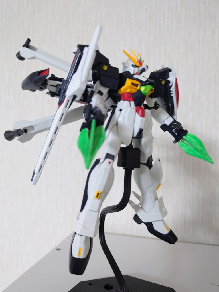 ビームスパイク装備クロスボーンのブランドマーカーを加工して前腕部に装備。元機体同様ビームシールドにもなります。