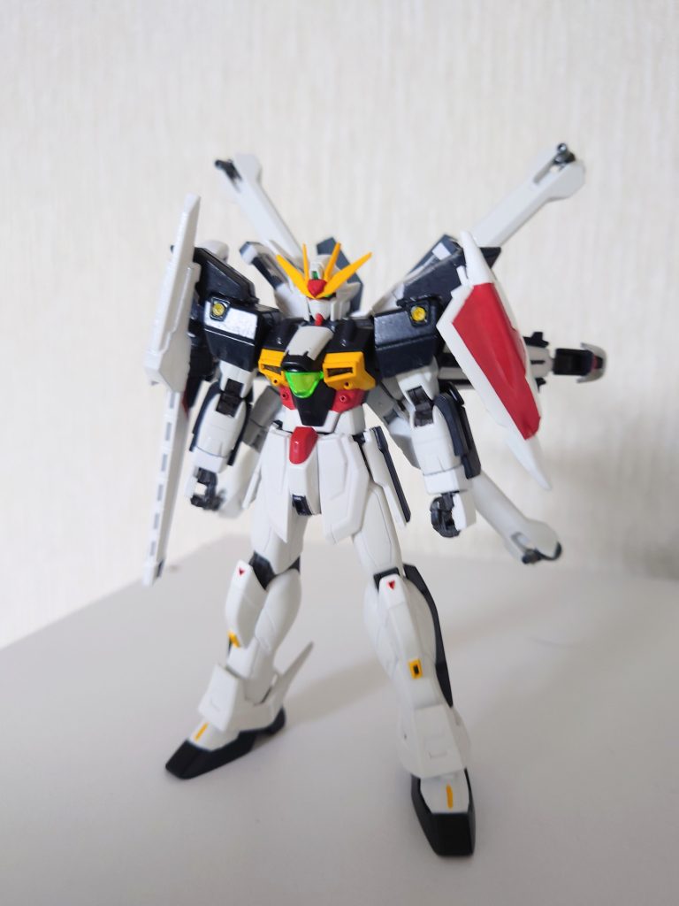 不使用時のマルチプルハイバスターは本体と小型シールドに分割して肩部に懸架します。