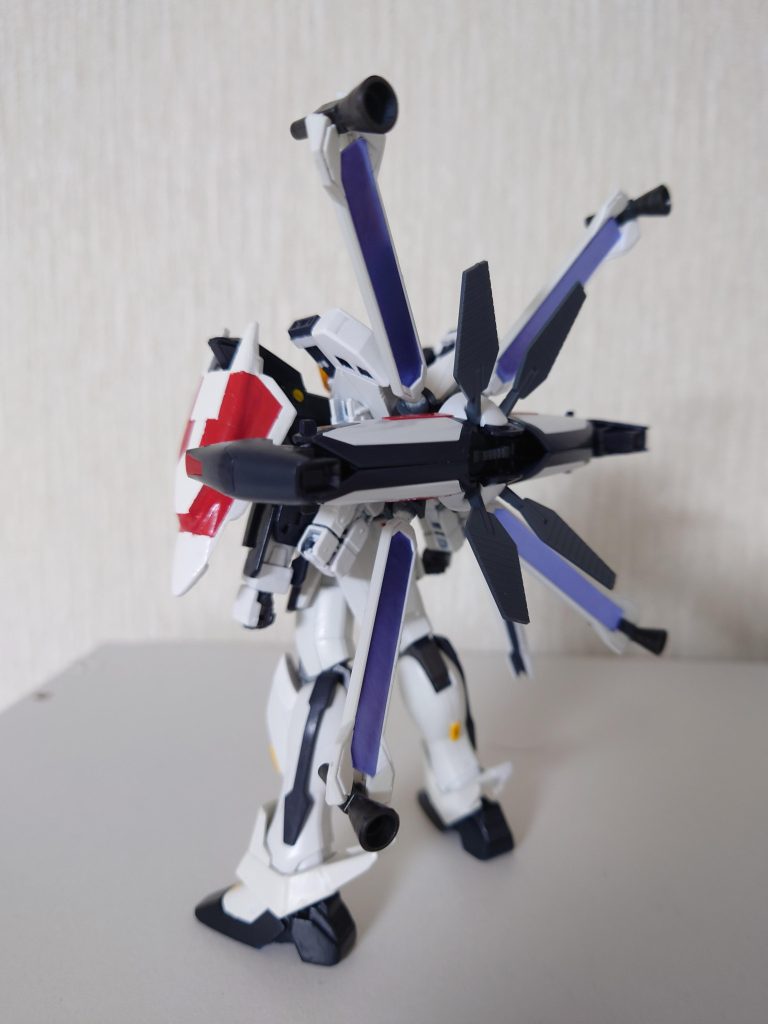 ホバリングモードディバイダーは元キット同様バックパックに装備可能。ディバイダー両端部のスラスターユニットは少し手を加えて可動軸を増やしてます。