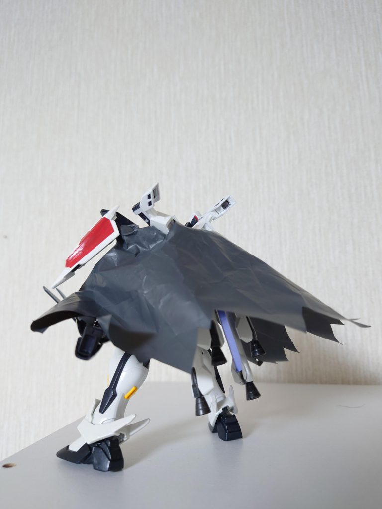 ビームソードラック兼スラスターユニットの干渉を避けるため、マントに切欠きを入れています。