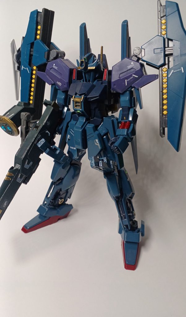 フロントショットデッツー オブザーバー装備型新たな強化装備のオブザーバーというものを装備した機体。センサービットによる高度な偵察やロック機能により誘導式ミサイルの命中率が上がっている。