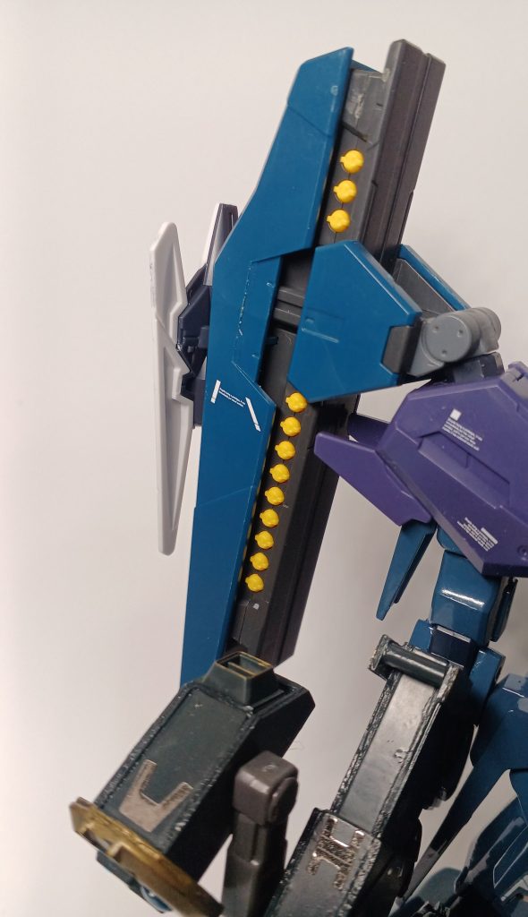 誘導式ミサイル標準システムにより相手をロックし、ミサイルで相手を爆散させる。