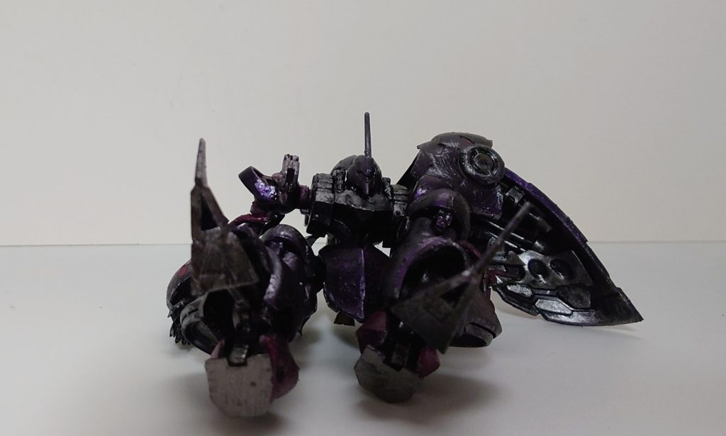 いつもの白バックで。足の裏、肉抜きを埋め忘れてます。羽の内側はもう少し暗い感じに塗ってたのですが思ったより明るく写ってしまいました。細部も微妙に潰れてしまっていて、撮影の難しさを感じます。