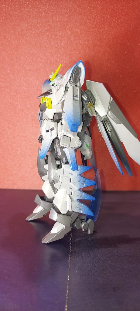 横白を基調としてグレーと黄色でアクセントメタリックブルーでボカシてホワイトパールの後光沢クリアーです。