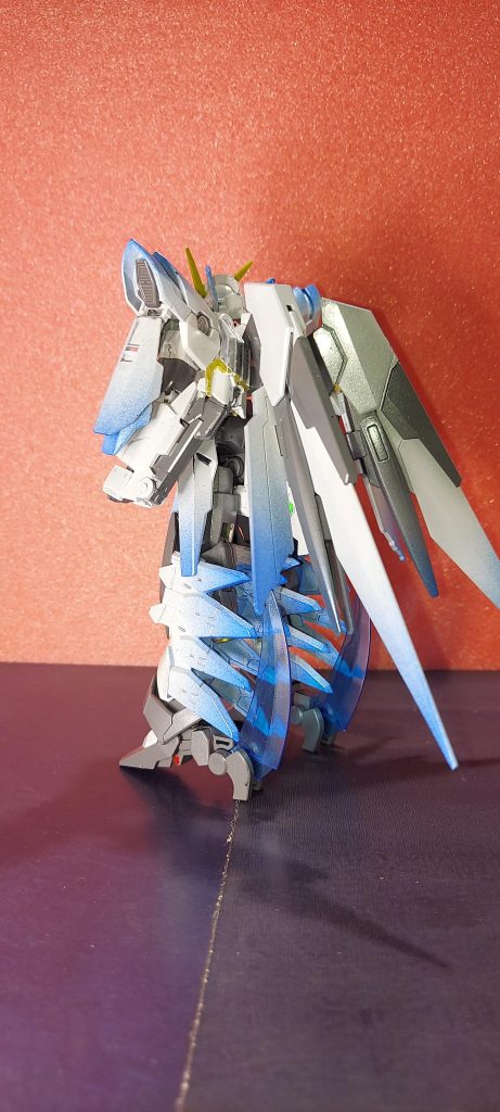 斜め後ろ追加パーツのおかげで踵が上がり足が長くなった様に見えます。