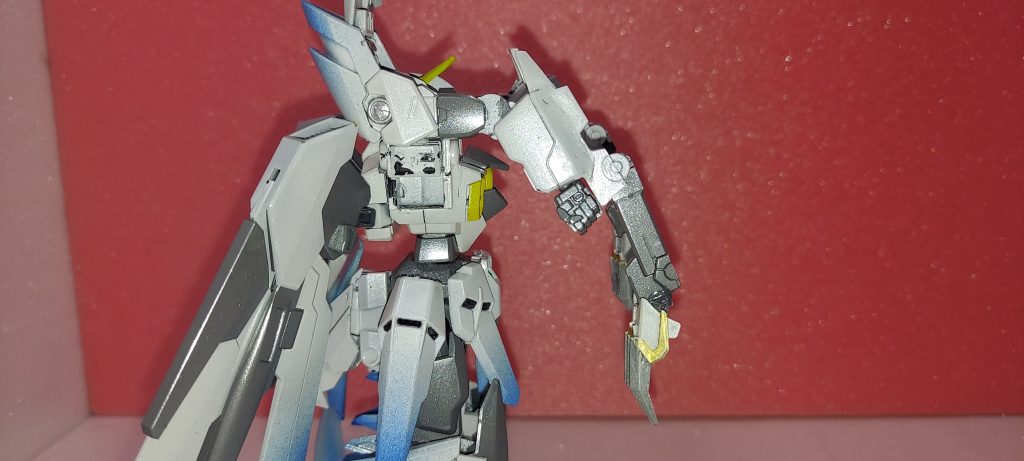 ③肩アーマーを上向きに④腕を所定の位置に回転させて爪も回転