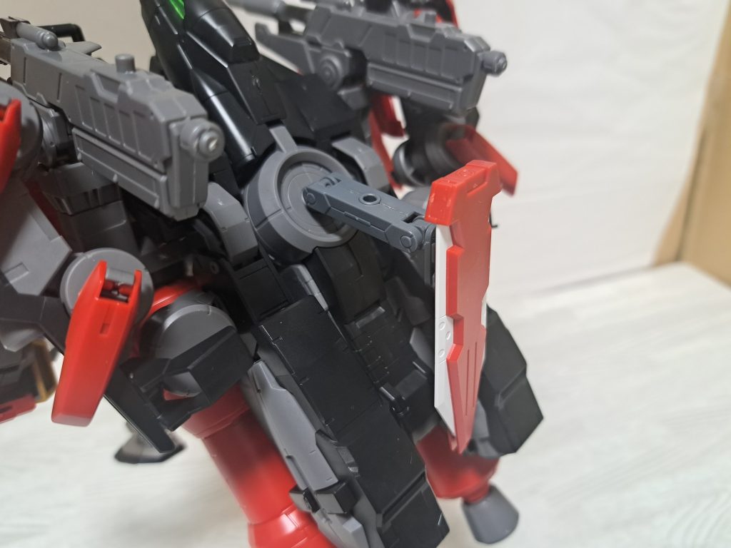 ツヴァイハンダーは市販のジョイントパーツで背中にくっ付けました。