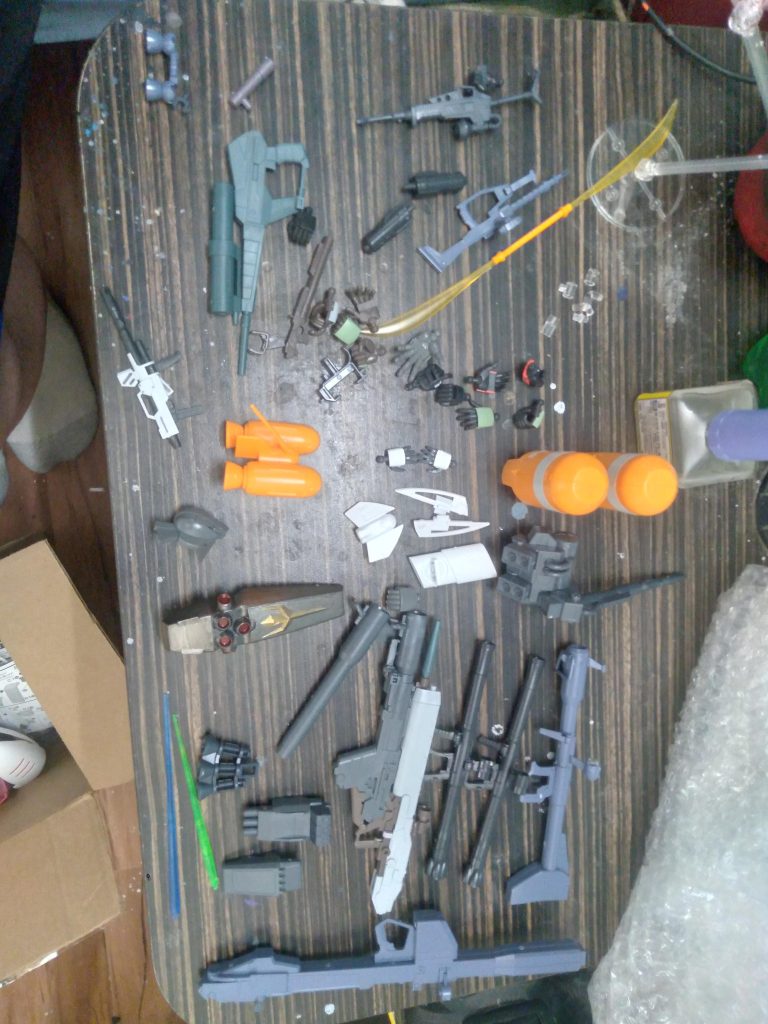 These are the parts I was given. There's quite a bit of useful things in here. I was really excited to get the full sinanju stein rifle and bazooka as well as the Dom beam bazooka