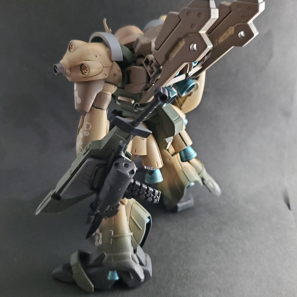 敵機を狩り尽くす為にロングライフル　シールドにはサブマシンガン、サーベルを装備。