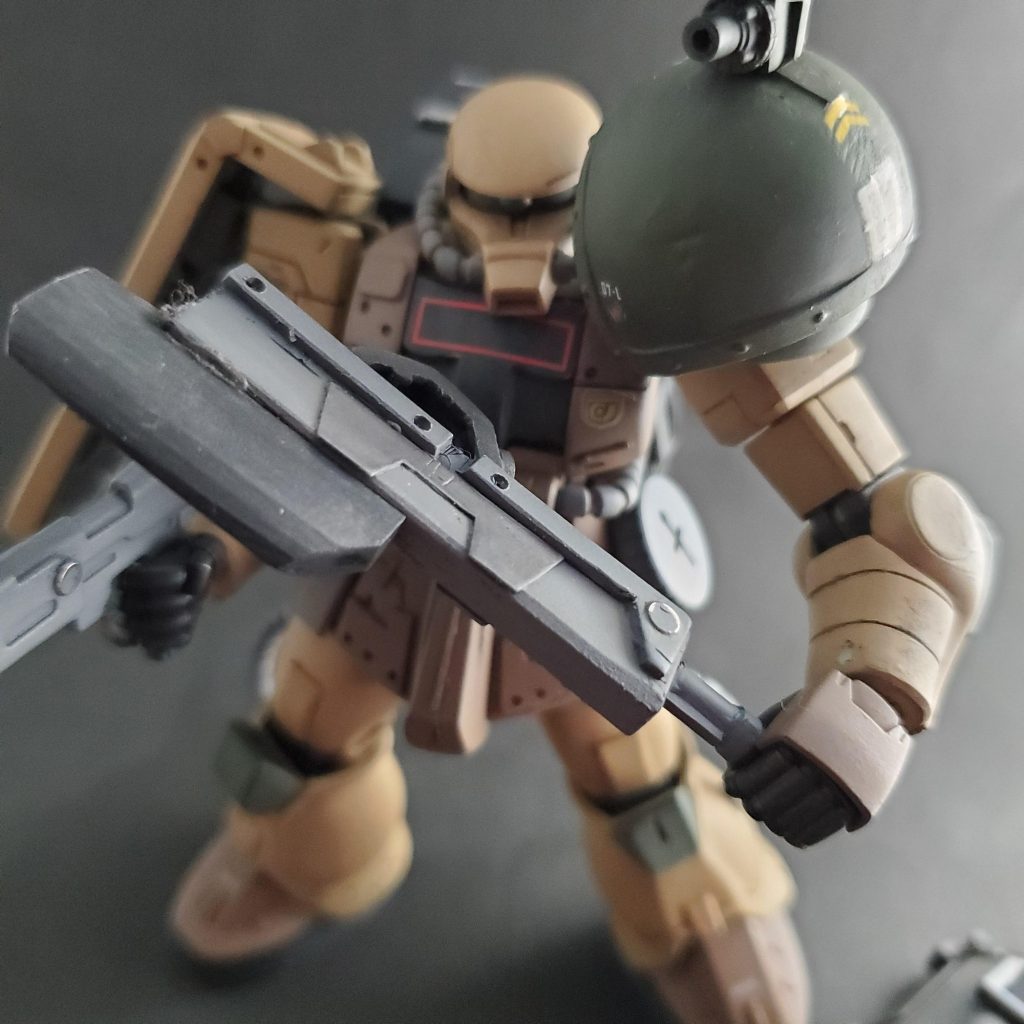 スモークディスチャージャーで煙幕を発生させ接近、鉄塊のようなメイスで一撃を見舞う。