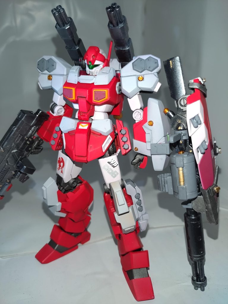 武装は、思いつきと、ふとした出会いからできたジェスタのシールドと、チュチュのガトリングのミキシング。ネタ元のグフ・カスタムとは、陣営が違いますのでほどほどの参考とさせてもらいました。