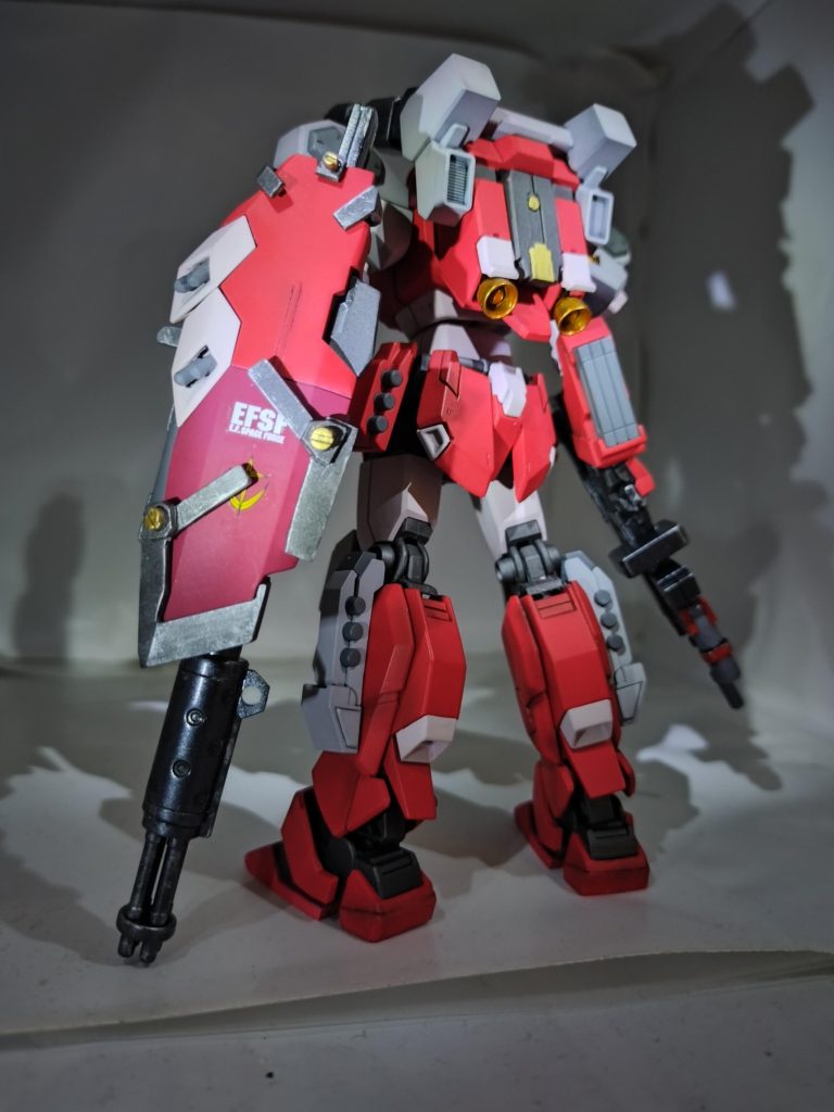 武装以外には、特にいじっておりません。リアスカートのバーニアを一旦切り離したのと、肩アーマーにディティールパーツをを追加。各所、リベットパーツを貼りました。シールドミサイル部は、技術不足でしたが、勇気を出して別パーツ化しました。
