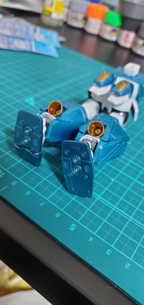 足裏も塗り分け分かりづらいですが真ん中のスラスター部分をシルバーで塗ってます!