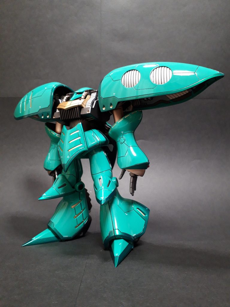塗装備忘録・外部装甲基本色:エメラルドグリーン(地色が白なので下地なし)・外部装甲フチ取り:キャンディグリーン(基本色塗装後、マスキングしてブラック・シルバー・メタリックグリーン・クリアグリーン)・フレーム基本色:黒鉄色+シルバー(およそ1:1で調色)・フレーム塗り分け:ゴールド・カッパー・スーパーメタリックシルバー・シルバーなど(最後の組み上げの時、膝のスリット部分をゴールドにするのを忘れていたことに気づいたw)・外部装甲クリアコート:1:2くらいの薄めを合計6コート(フレームはつや消し)
