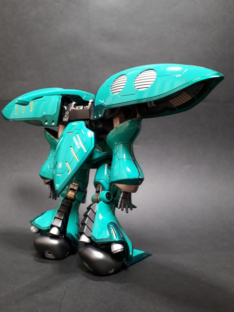 艶出し地獄、、、w。4コート後、二日待って神ヤスの4000番3mm厚(初使用)でクリア吹き付け時に入ったホコリと塗膜のムラをやさしーーーく撫でてならす。(ここで一部削りすぎて少しエメラルドグリーンの層まで到達。)5・6コート目を拭いて一週間乾燥を待つ。waveのヤスリスティック・フィニッシュ(ミドリ面・白面)でひと通り研磨。タミヤ・コンパウンド(仕上げ目)で最終のつもりで磨き。ひと通り終わったところで洗い流す。おそらくここでやらかした。洗う際に泡ハンドソープ(キレイキレイ)を筆につけて撫でるように洗っていたが、乾燥後変なムラが発生。クリアが乾き切っておらず、水に反応したか、ハンドソープがクリア層に反応したか、、、。もう一度コンパウンドで磨き直したがイマイチの結果になってしまった、、、。クリアさんは気難しい、、、、。