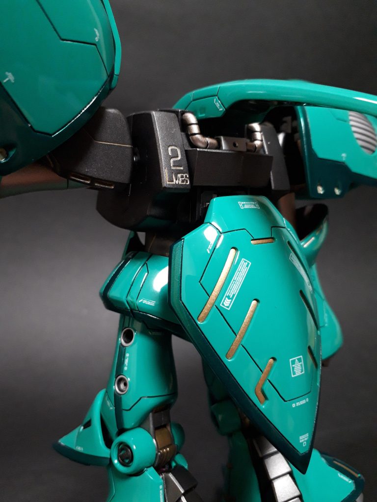 左肩後ろの「LMES 2」。ここはしっかり目立たせたかった。