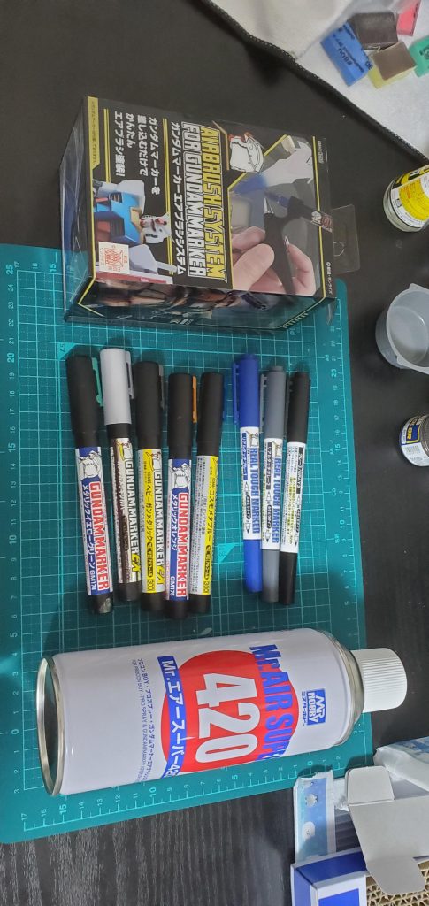 ガンダムマーカーエアブラシで全塗装ヘビーガンメタリックはすごくいい感じに色が乗ってくれました!青とオレンジはたまにペンを振ってあげないと色ムラになるからちょっと注意ニューホワイトは芯をエアブラシ専用のものに替えても出力が安定しなかったなぁ?しかし隠ぺい力はさすがのもの!