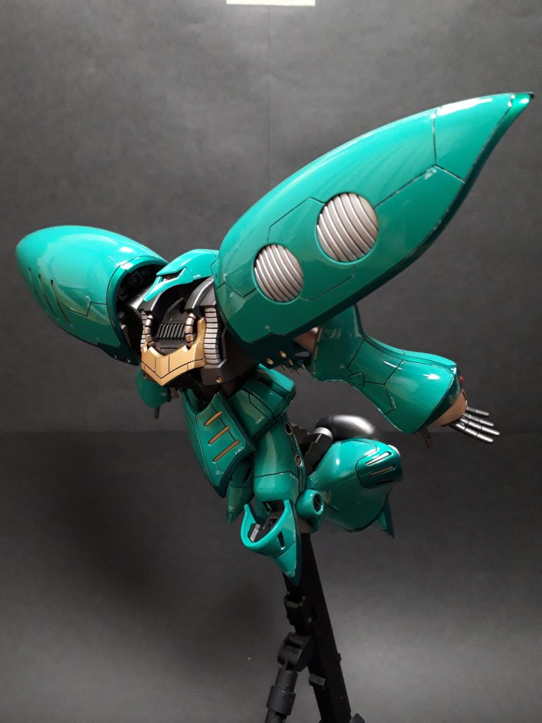 立たせておくより、宇宙空間を飛んでるような感じの方が似合うなぁ