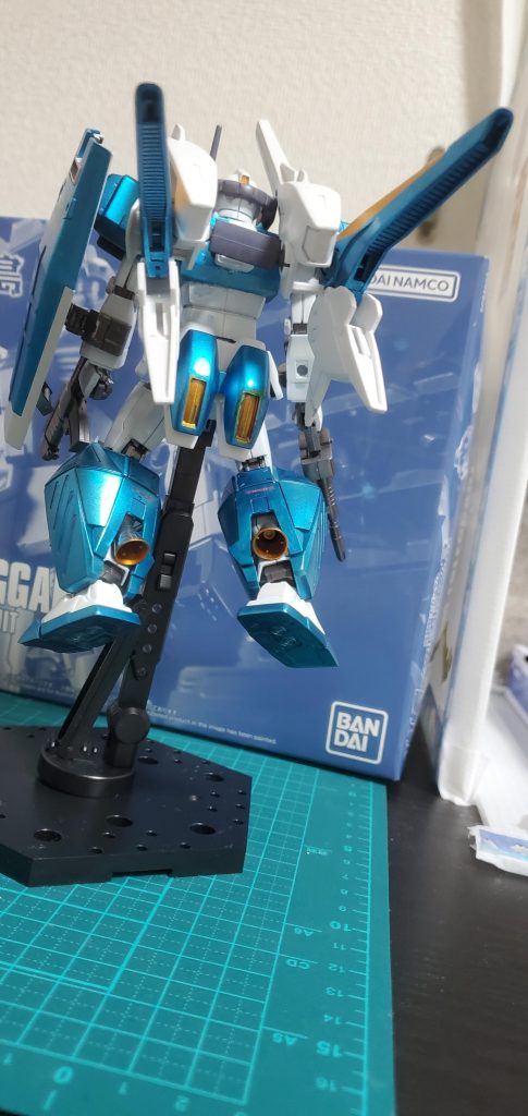 後ろ姿追加したバーニアも内外で塗り分け右腕の穴はうめておけばよかったなぁ( ´-ω-)