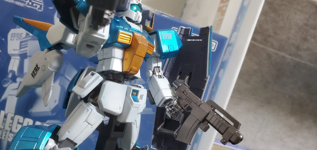 シールドや装甲の裏はを塗り分けするだけで一気にメカ感が出てきました!武器や関節のメタリックもいい感じ!