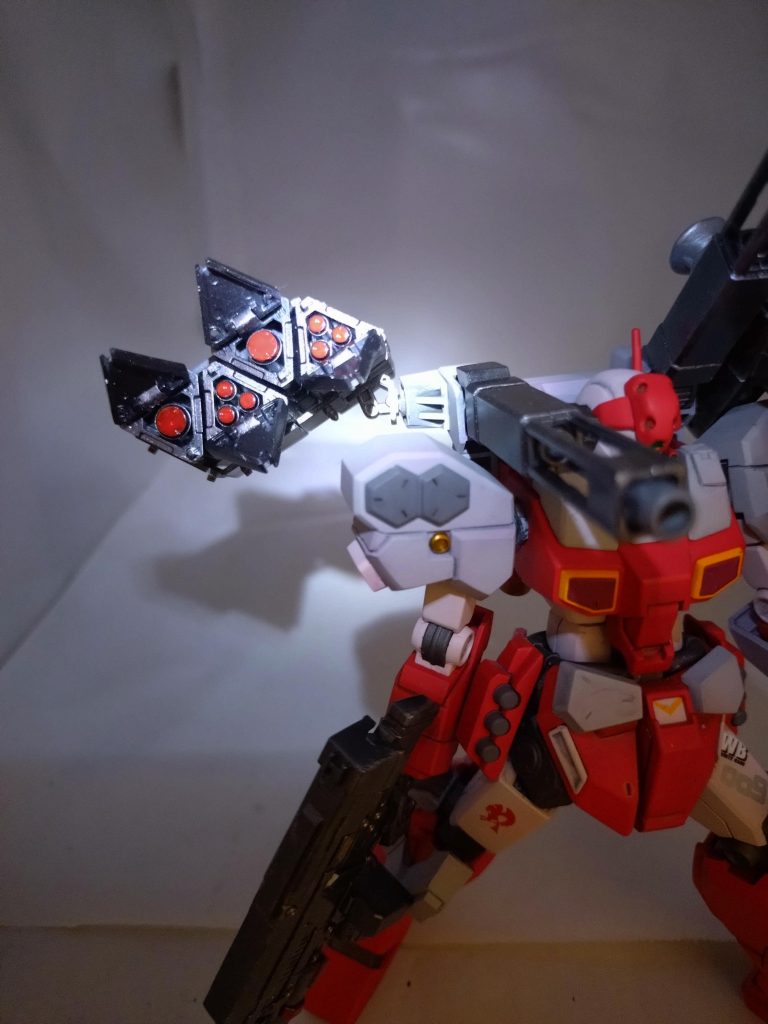 ミサイルランチャーは、コトブキヤさんのものの、周囲にプラ板を貼って爆裂ボルトに見立てたものをつけました。パージできる造りに見えるように見立てました。