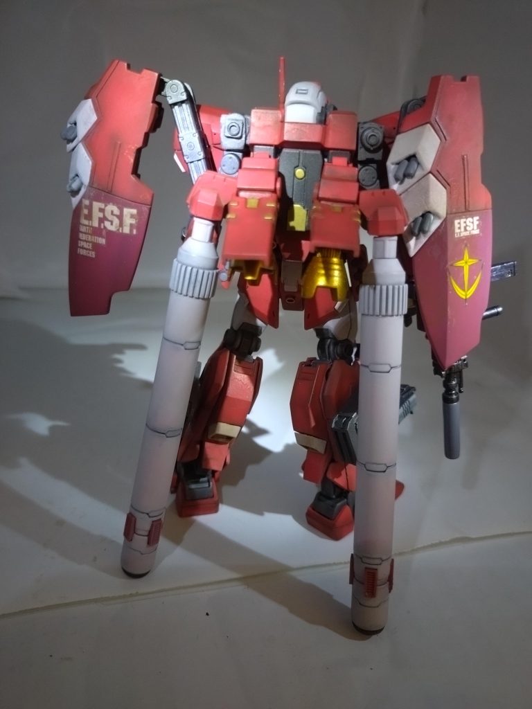 実は、作品の作成順序は、これが一体目だったりします。なので、ゴテゴテですし、汚しも下手なりに入ってます。シールドは、2枚立て。(ハヤト機から強奪)アーム部分が、最後まで気に入りませんでしたが最初からあるジェスタのシールドのアームは、納得いかなかったので、変えました。