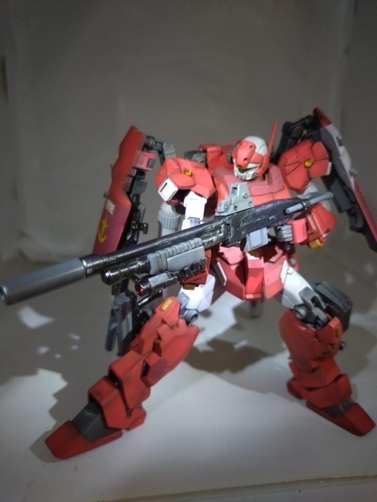 ここからポージングしながら武装紹介します。ジェガンと、クシャトリヤの戦闘を想像しながら観てくださると幸いです。固定武装のライフルは、右のシールド内側に懸架。メインは、ショットガンです。はじめは、ショットガンをぶっ放します。