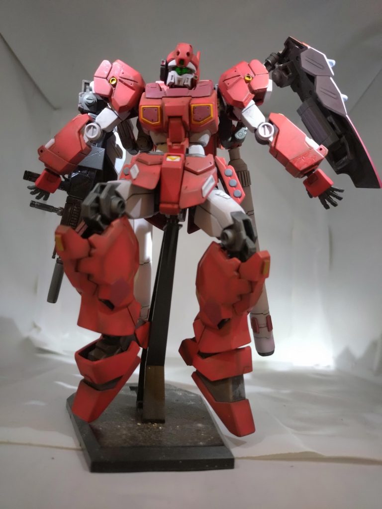 両方の腕にビームサーベルを懸架しておりますので、取り出しまして…（予備マガジンは、左のシールドの内側に懸架）