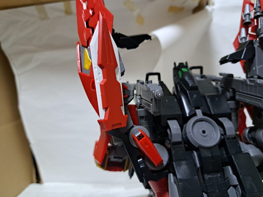 ドラゴンの頭の左側にも30MMの余ったジョイントパーツでくっつけました。