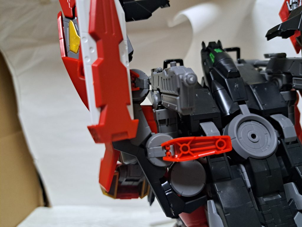 ティフォエウスガンダムの足のジョイントが使えそうなので、そこを有用しました。