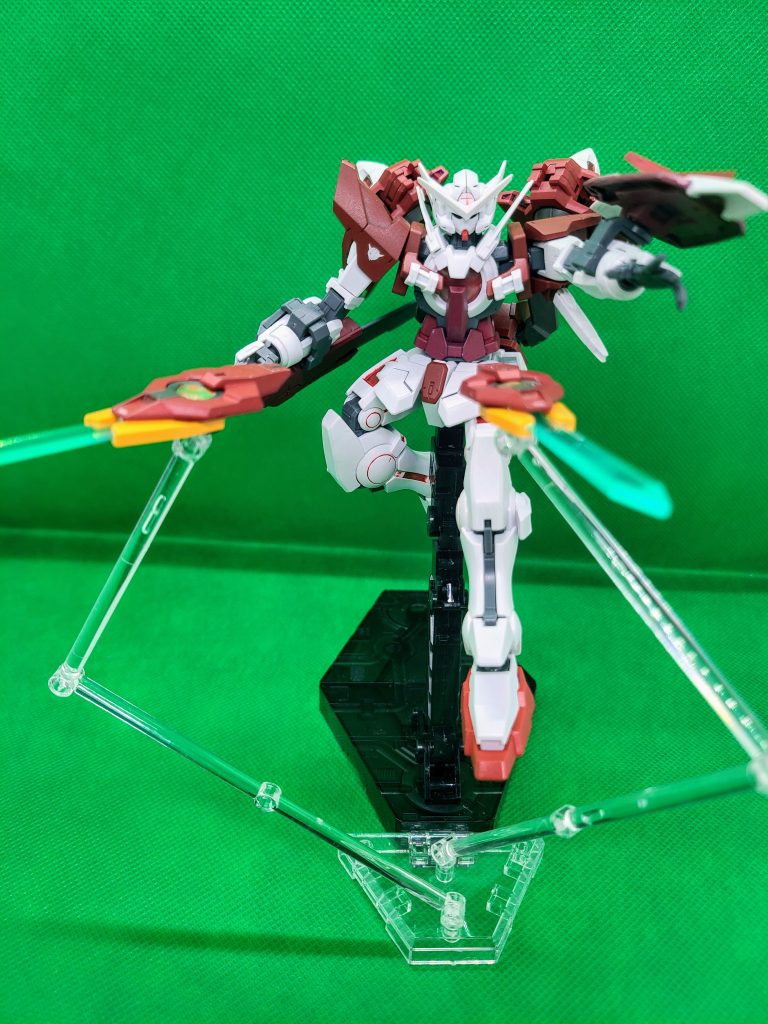 「兵装複合型GNファング」腰に装着されたフィールド発生機、腕部にも搭載された牽制用GNバルカンを複合した装備。展開時はビーム刃を発生して攻撃、小範囲のフィールド展開、バルカンでの迎撃が可能。「ファング！縫い止める！」