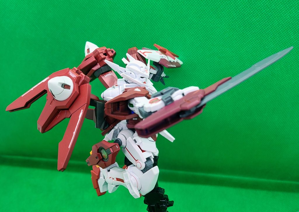 「プロトGNソード(強化仕様)」救命に際して機体の損傷による誘爆からコックピットを切り離し守る為に取り回しを優先して装備しているが展開速度、切れ味に関しては強化が加えられている。「世界の悪性を切除する！！」