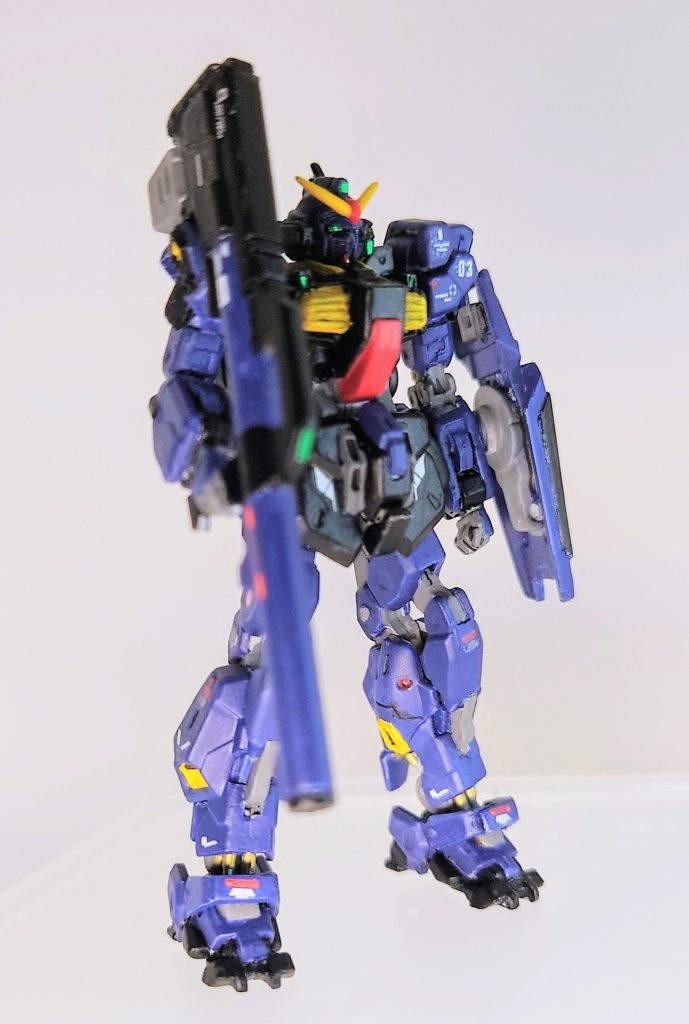 今回の第4弾、BOXに3個もマークⅡが入っていたので、1つはスーパーガンダムを作るとして、やはり残りはティターンズカラーのマークⅡしかないと思い、製作してみました。(写真写り悪くてすみません)