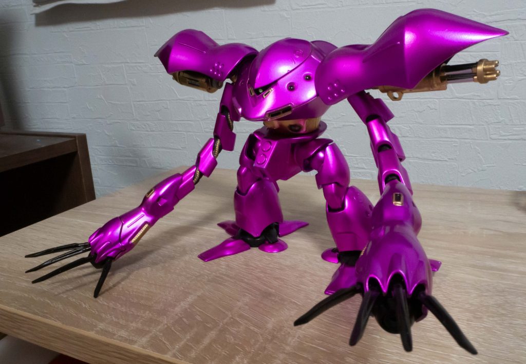 12月中旬ころから作り始めました。作っていくうちに、あれこれいじり始めて、初の改造にも踏み切り、ようやく完成しました。というか、キリが無くなってきたのでこれで一旦完成とします。ガンダムマーカーのメタリックマーカーセット2って、メタリックピンクとかオレンジとかグリーンとか、あまり使わないから余っちゃうんですよね。今回はメタリックピンクを使用しました。ピンクとは言うものの、実際は赤紫よりの色合いですね。