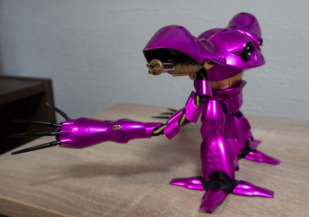 肩アーマーにスラスターなどを仕込んでいる方がいたので、自分でもなにかやろうと思い、ガトリングガンを仕込んでみた!