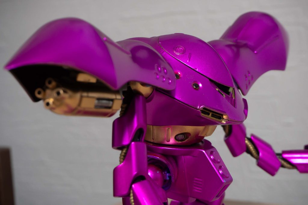 あまり目立ちませんが、腹部バルカンはHiQパーツの金属製ガンマズルを仕込んでます。そして。。。