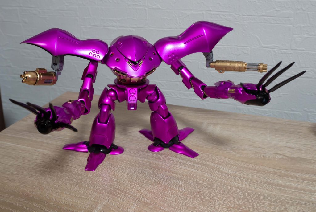 肩アーマーに仕込んだ武器は可動します!