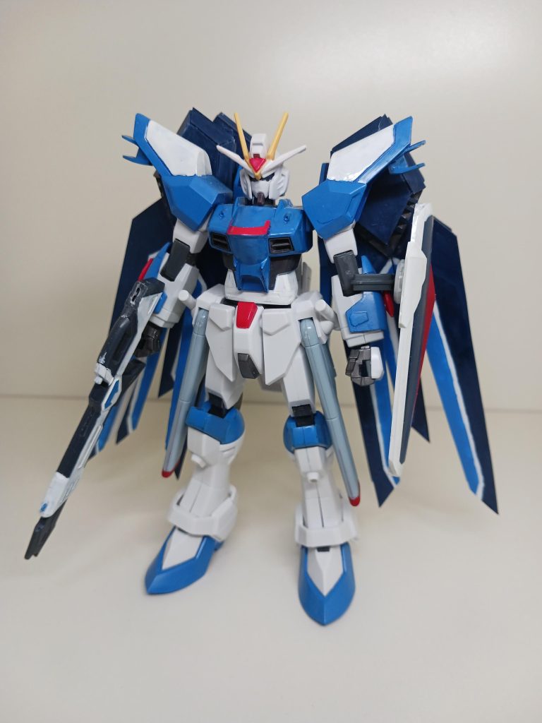 頭部 脚部 レールガンHGストライクフリーダム胴体 太もも HGフリーダム肩 足 HGドレッドノート腕 HGデスティニーライフルとシールドはジャンク品ウイングはプラ版からスクラッチ