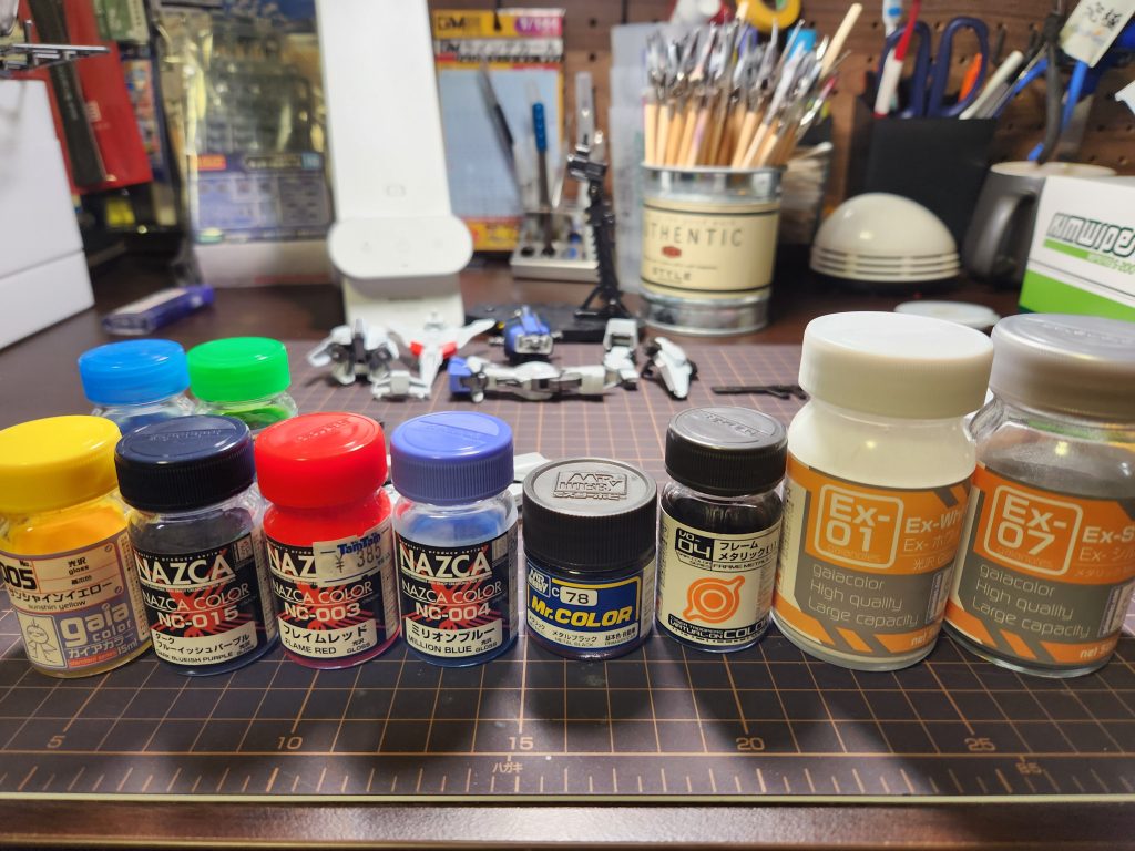 使用した塗料。武器類はメタルブラックでフレームはフレームメタリック写真には写ってませんがスミ入れしてたら左太もも部分が割れました😨エナメルで割れるのも初だったんですがデカール貼ったりカメラの設定弄ってみたり初体験ばかりで楽しい制作でした👍