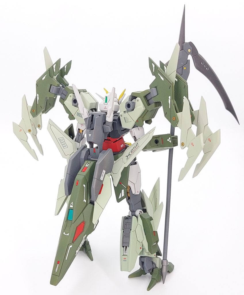 リア全体のエッジ部分はプラ板で鋭角化して、刺々しいイメージを強調させてます