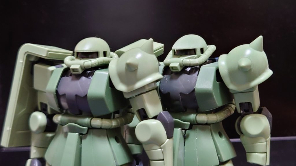 アップにしてみます。(左 素組み)形状はもう、MSVからの刷り込みみたいなものなのです。(笑)モノアイ上部のひさしのC面だけはどうしても気になるので無くなるまで削ってしまいます。胸部サイド(緑色)の部分のC面も目立つので、ここも削り落としています。