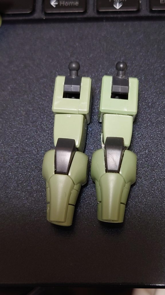 腕は上腕の外装とフレームで1mm削ります。外装を削り過ぎるとフレームが露出してしまいます。逆にフレームを削りすぎると腕が保持出来なくなりますので、ディバイダー等でアタリをつけてけずりました。下腕は手首の接続面を削るだけで短縮できます。