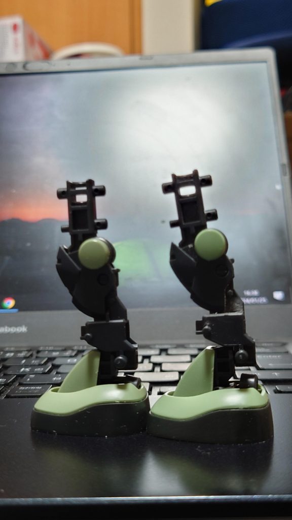 フレームだけにするとより効果が判り易いでしょうか。更に太腿装甲の前面を削り込んでいます。