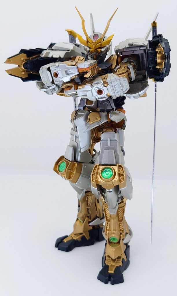 全塗装するのに苦労しました。フレーム等はゴールドを基準に、ところどころクリアオレンジで色を濃くしたり、白部分はチタンシルバーで仕上げて豪華にしてみました。