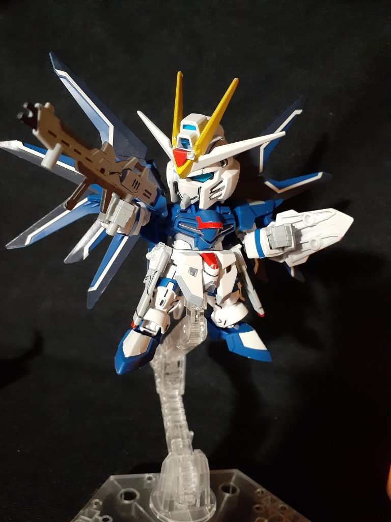 アクションベース５でスタンドし、ウイングを展開、高エネルギービームライフルを構えています。