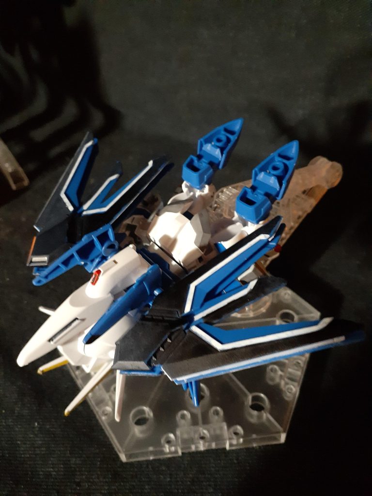 MA形態です。ウイングの裏側はシールが無いので、ダークブルーとホワイトでマーカー塗装しました。