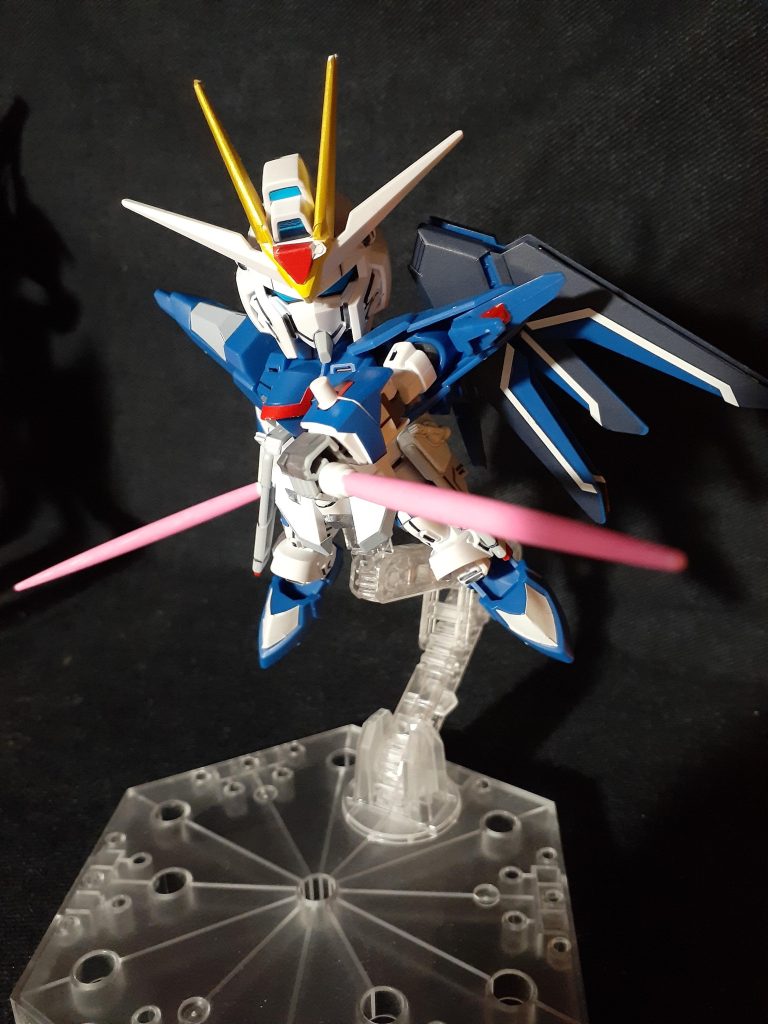 ヴェルシーナビームサーベルを２本構えた体勢です。サーベルは色分けが無いのでピンクのマーカーで塗装しています。